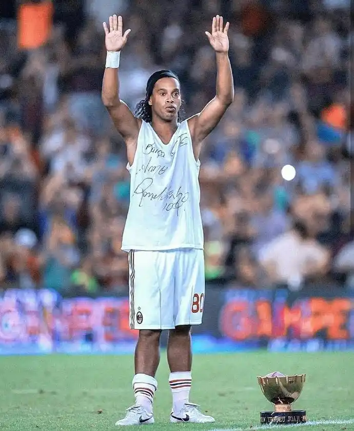 伴随着他的 伴随着他的